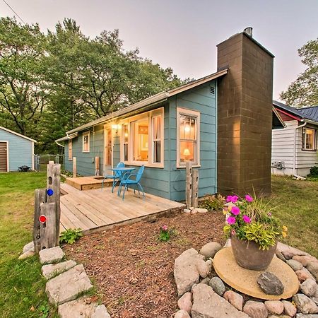 East Tawas Cabin With Deck, Backyard And Fire Pit! Bagian luar foto