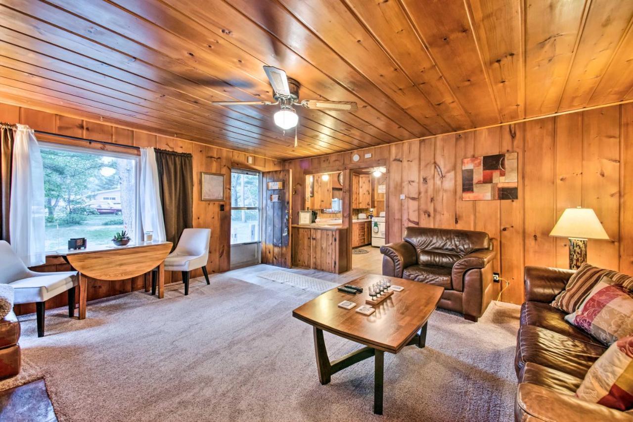 East Tawas Cabin With Deck, Backyard And Fire Pit! Bagian luar foto