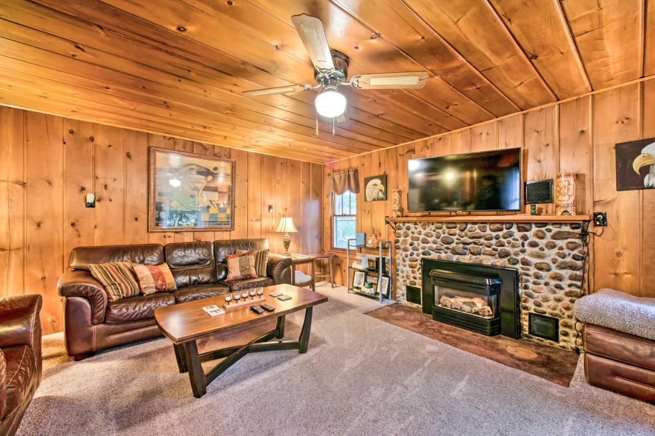 East Tawas Cabin With Deck, Backyard And Fire Pit! Bagian luar foto