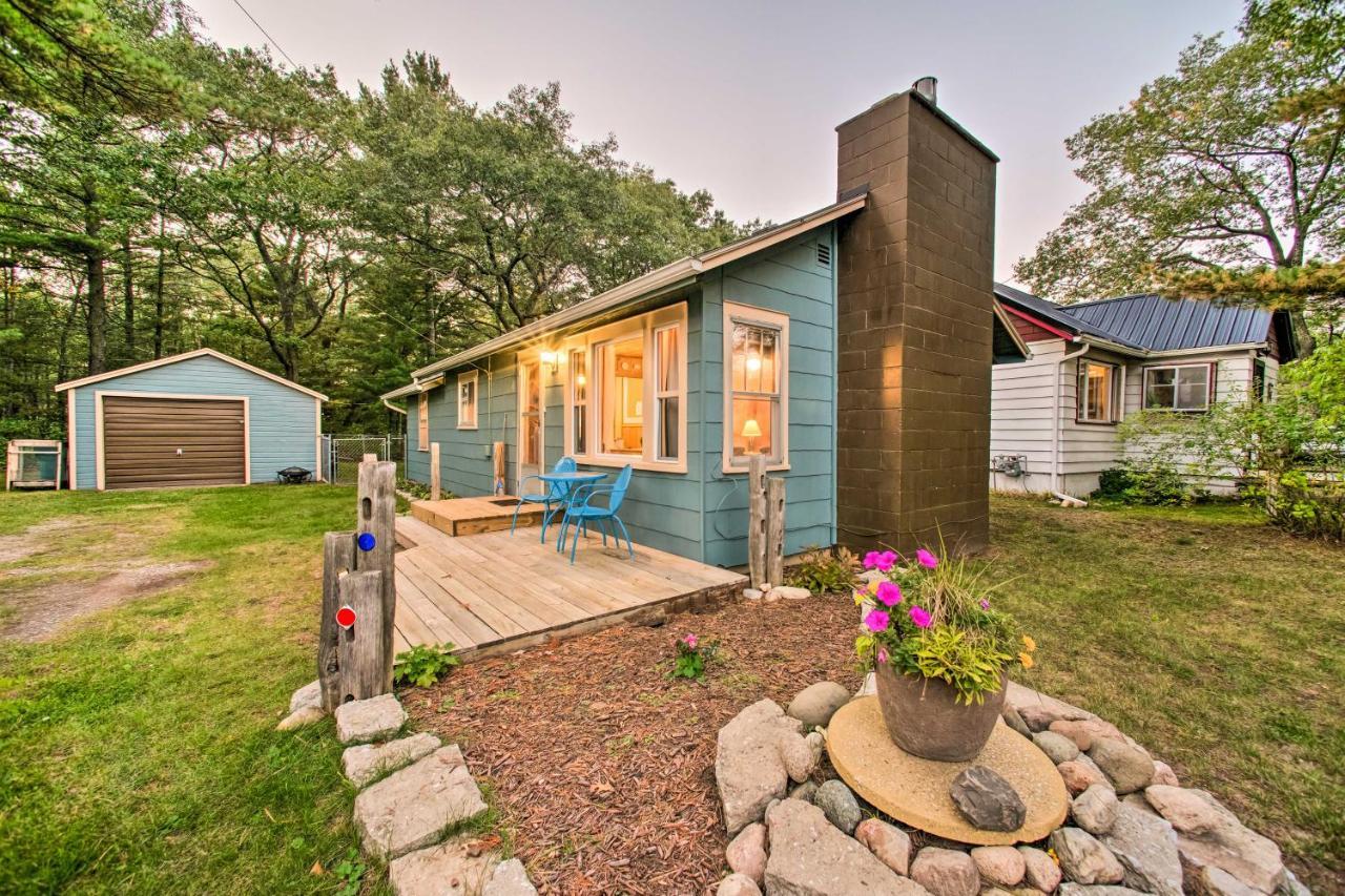 East Tawas Cabin With Deck, Backyard And Fire Pit! Bagian luar foto