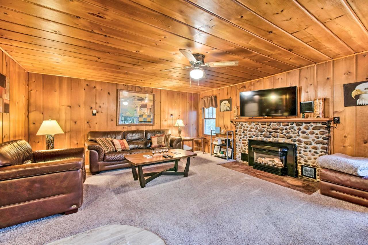 East Tawas Cabin With Deck, Backyard And Fire Pit! Bagian luar foto
