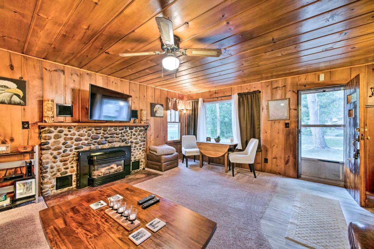 East Tawas Cabin With Deck, Backyard And Fire Pit! Bagian luar foto
