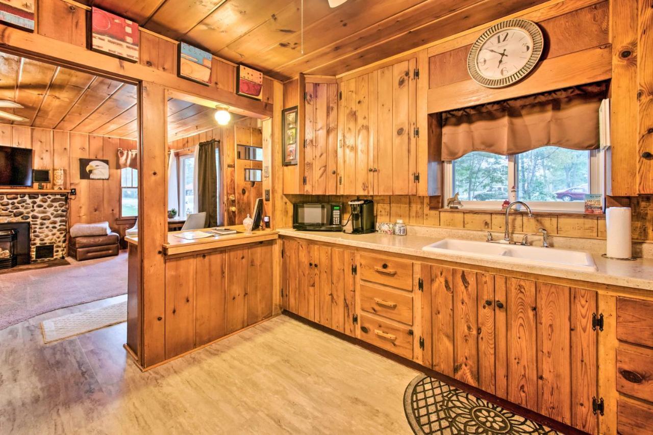 East Tawas Cabin With Deck, Backyard And Fire Pit! Bagian luar foto