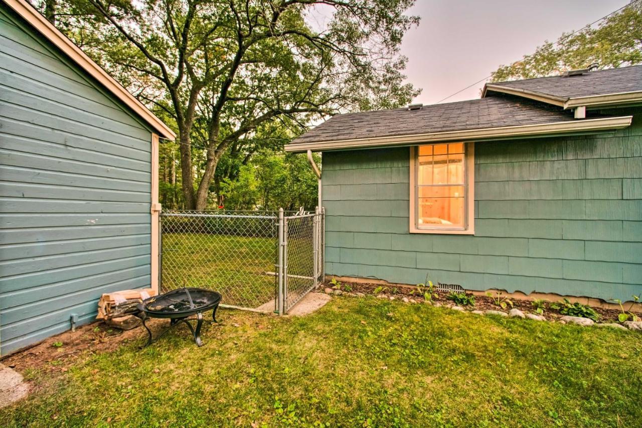 East Tawas Cabin With Deck, Backyard And Fire Pit! Bagian luar foto