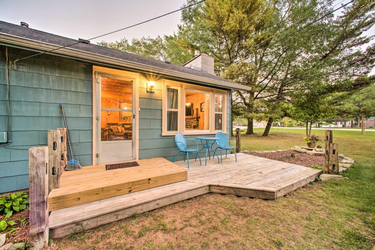 East Tawas Cabin With Deck, Backyard And Fire Pit! Bagian luar foto