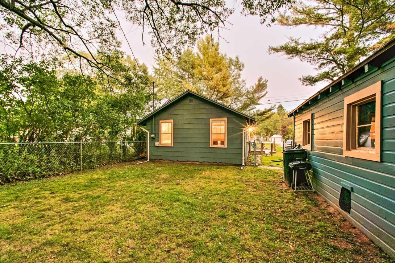 East Tawas Cabin With Deck, Backyard And Fire Pit! Bagian luar foto