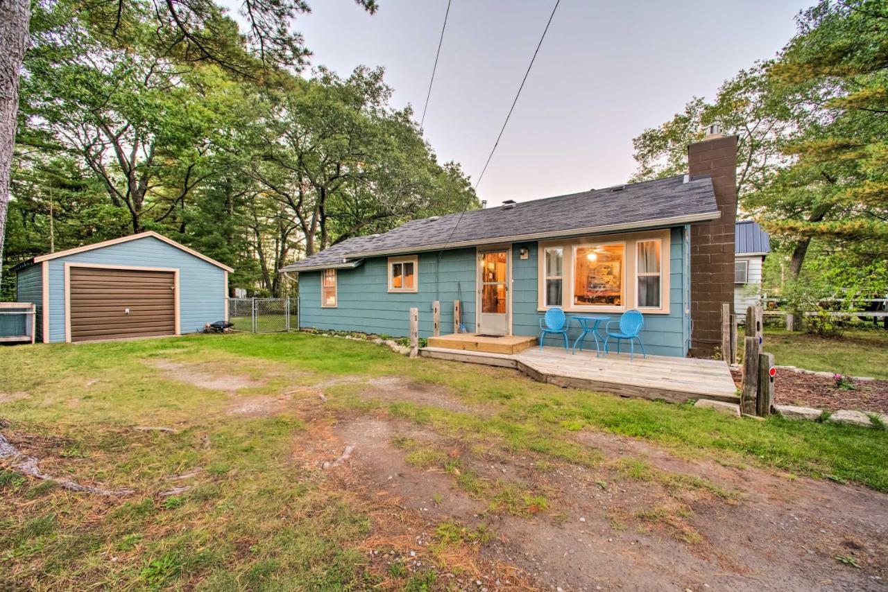 East Tawas Cabin With Deck, Backyard And Fire Pit! Bagian luar foto
