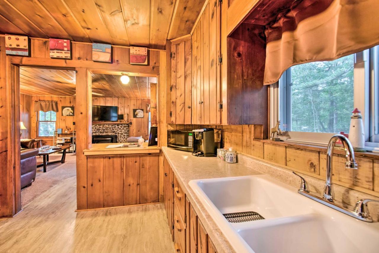 East Tawas Cabin With Deck, Backyard And Fire Pit! Bagian luar foto