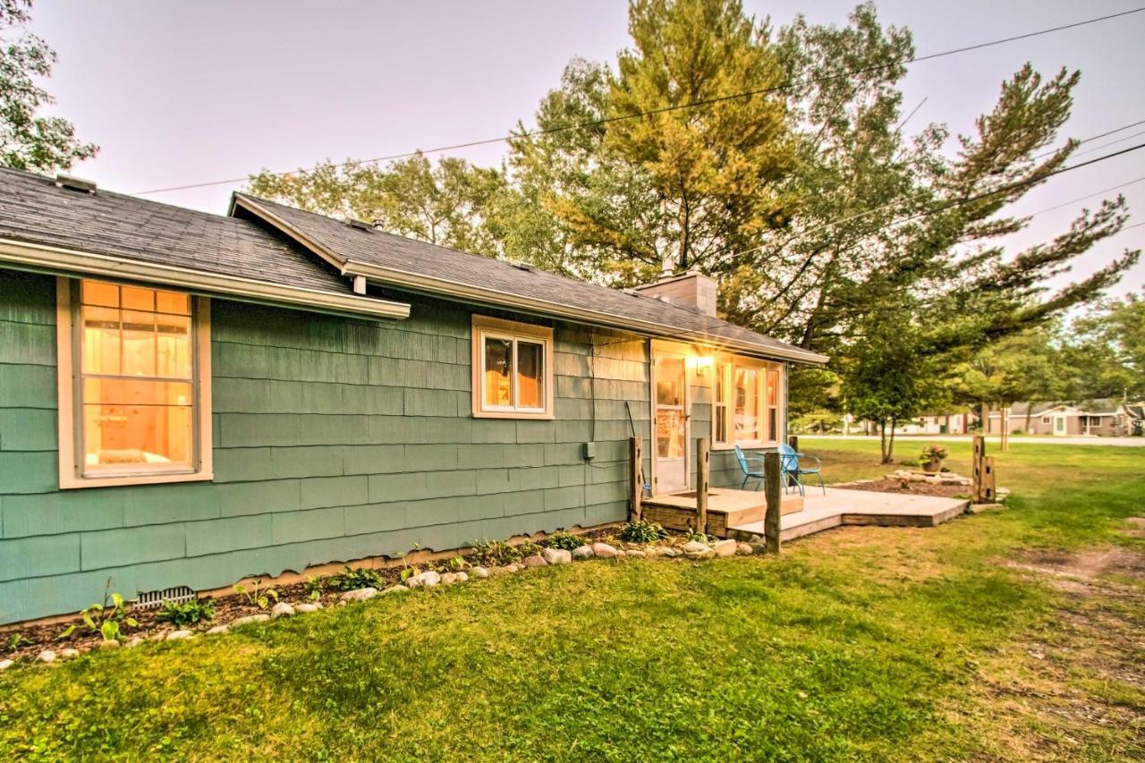 East Tawas Cabin With Deck, Backyard And Fire Pit! Bagian luar foto