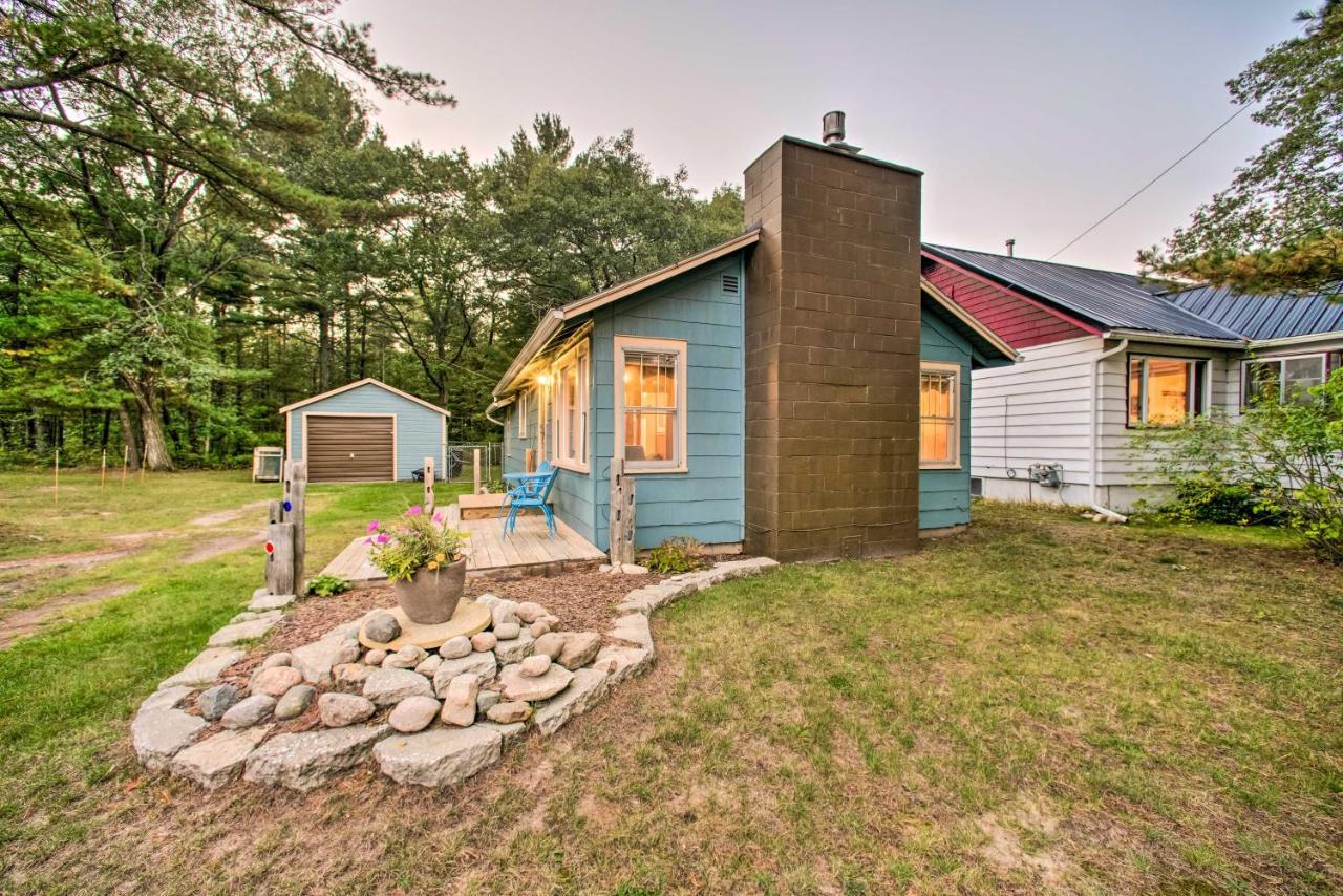 East Tawas Cabin With Deck, Backyard And Fire Pit! Bagian luar foto