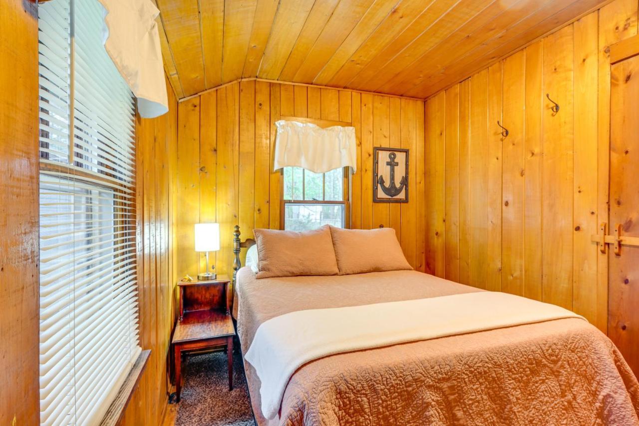 East Tawas Cabin With Deck, Backyard And Fire Pit! Bagian luar foto