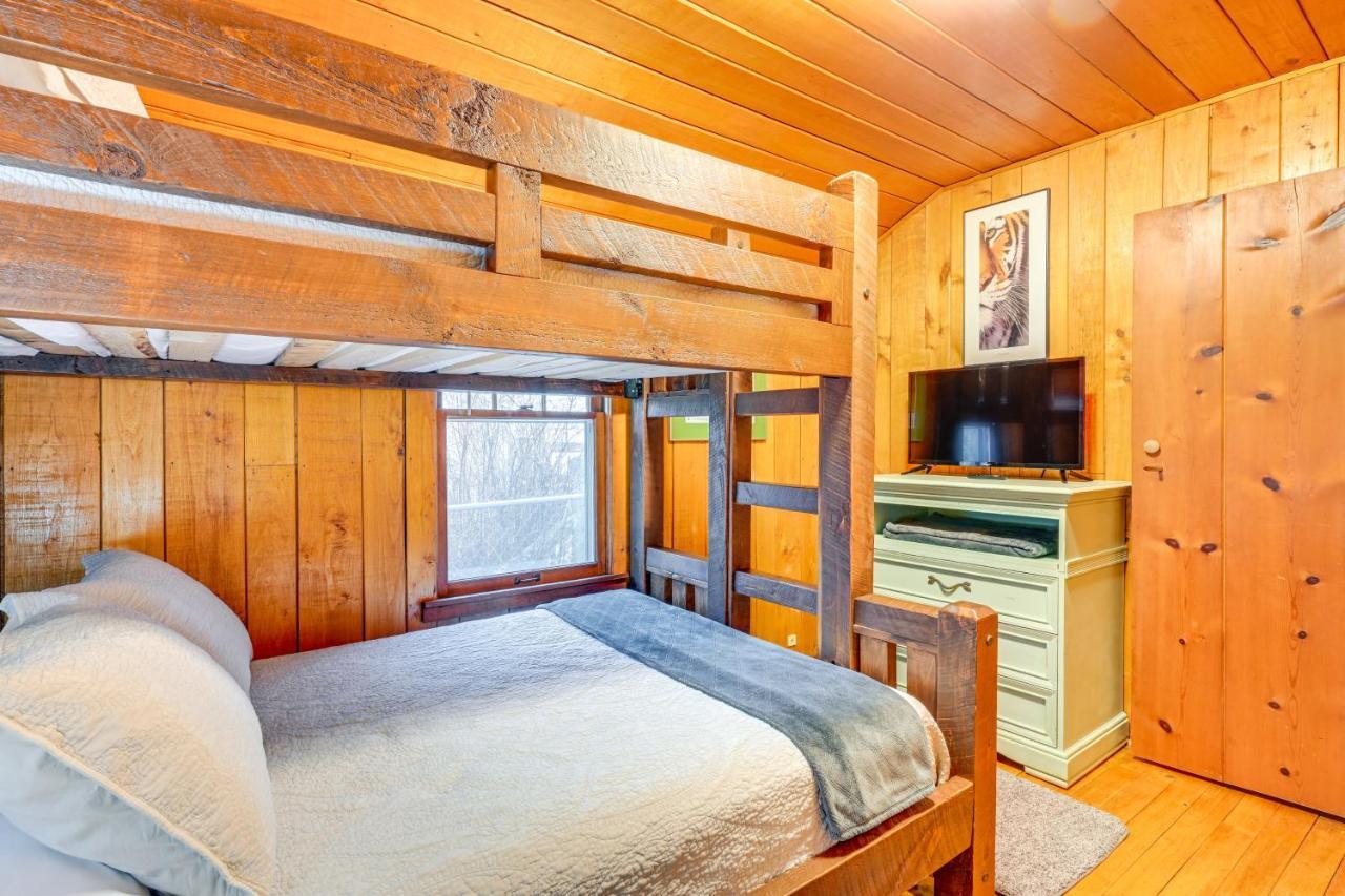 East Tawas Cabin With Deck, Backyard And Fire Pit! Bagian luar foto
