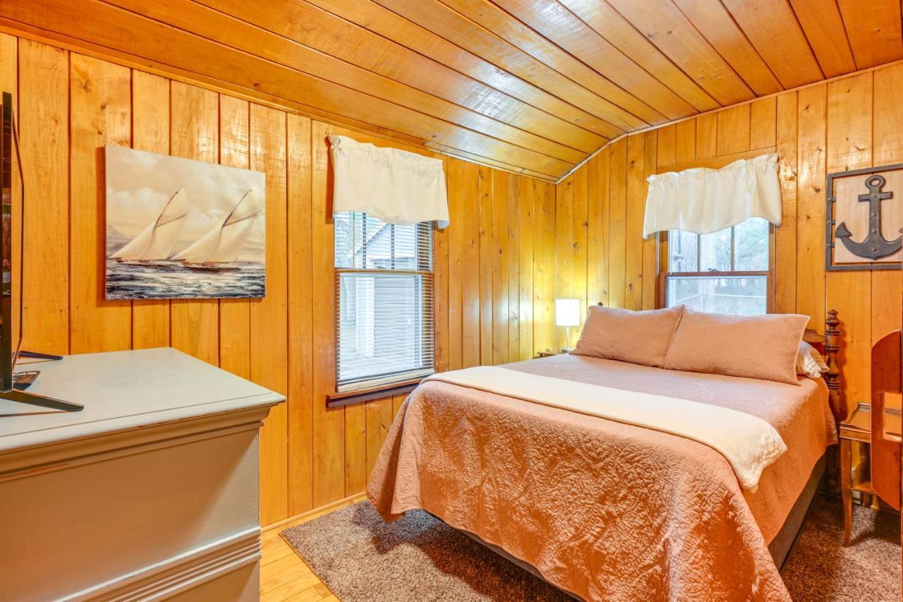 East Tawas Cabin With Deck, Backyard And Fire Pit! Bagian luar foto
